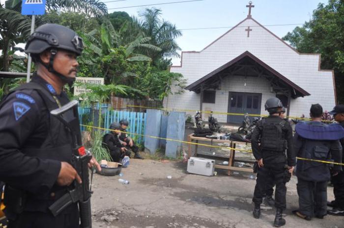 Police stand near the scene of an explosion outside a church in Samarinda, East Kalimantan, Indonesia on November 13, 2016.
