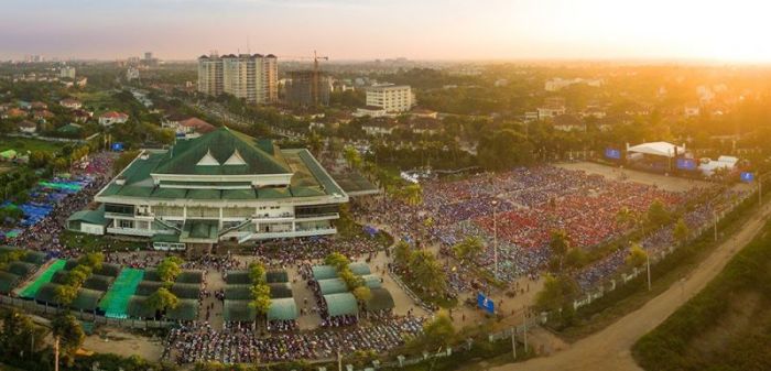 Thousands gather to hear Franklin Graham speak at the Yangon Love Joy Peace Festival in Myanmar on November 19, 2016.