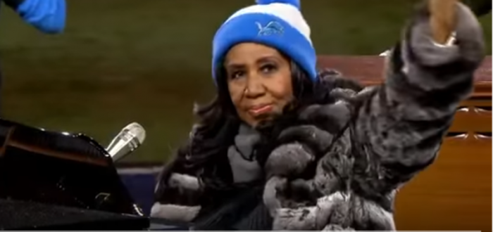 Singer Aretha Franklin, dubbed America's 'Queen of Soul,' performs the 'Star-Spangled Banner' at a Thanksgiving Day game between the Detroit Lions and the Minnesota Vikings, Detroit, Michigan, November 24, 2016.