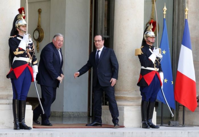 French President Francois Hollande (R) welcomes Senate speaker Gerard Larcher after an extraordinary weekly cabinet meeting following Britain's referendum results to leave the European Union, at the Elysee Palace in Paris, France, June 24, 2016.