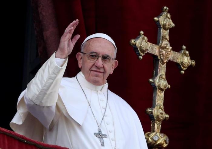 Pope Francis waves after delivering his ''Urbi et Orbi'' (to the city and the world) message from the balcony overlooking St. Peter's Square at the Vatican December 25, 2016.