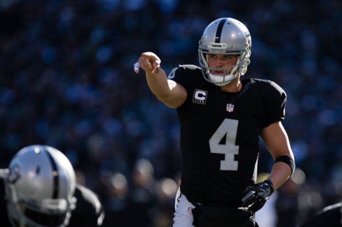 Oakland Raiders quarterback Derek Carr gestures before the snap against the Indianapolis Colts during the first quarter at the Oakland Coliseum in Oakland, California, December 24, 2016.