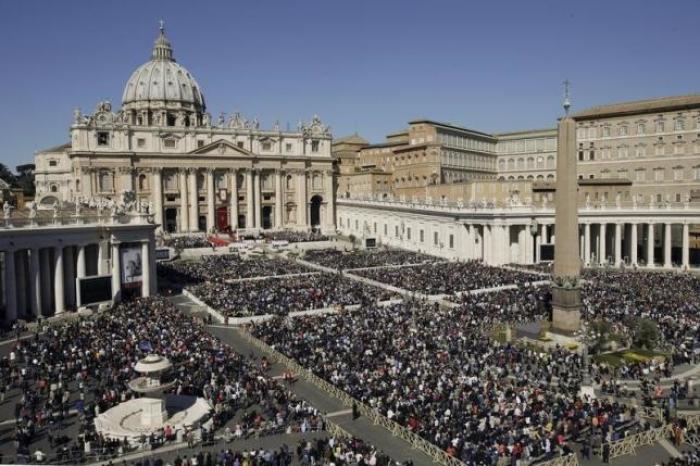 A view shows faithful gathering in St. Peter's Square as Pope Francis leads the Palm Sunday mass at the Vatican March 29, 2015.