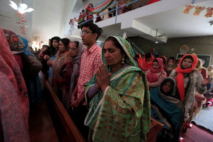Christians pray during a mass on Christmas Day at Fatima Church in Islamabad, Pakistan, December 25, 2016.