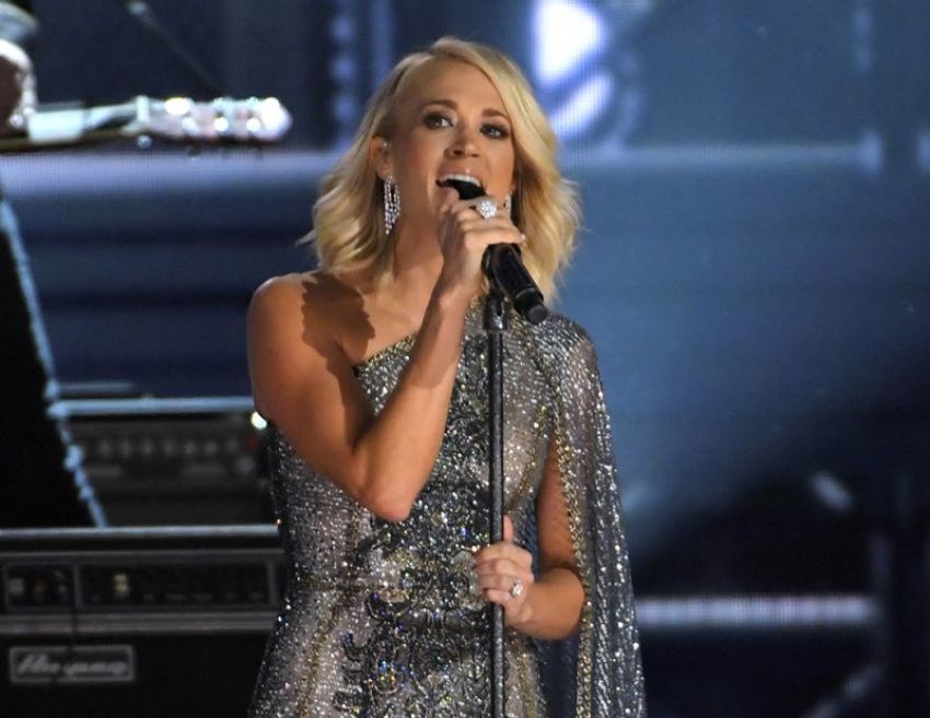 Carrie Underwood performs "Stand By Your Man" at the 50th Annual Country Music Association Awards in Nashville, Tennessee, November 2, 2016.