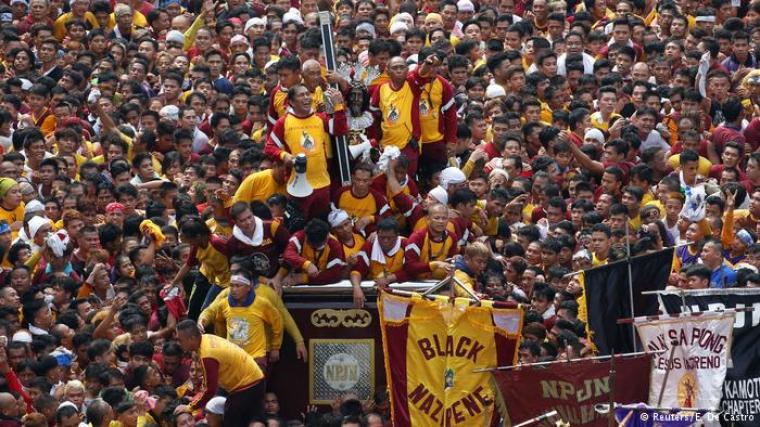 Devotees jostle to touch the image of Black Nazarene as they parade a black statue of Jesus Christ during the annual Catholic religious feast in Manila, Philippines, January 9, 2017.