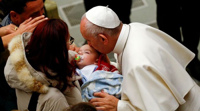 Pope Francis kisses a baby at the end of a special audience for Italy quake victims in Paul VI Hall at the Vatican, Rome, Italy, January 5, 2017.