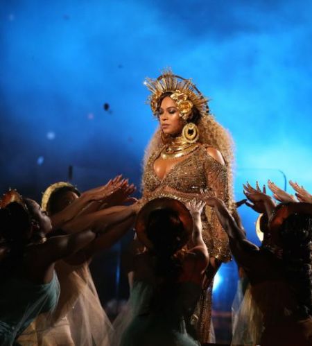 Beyonce Performs at 2017 Grammy Awards Dressed as African Deity Oshun;  Dancers Bow Before Her (Video) | Entertainment