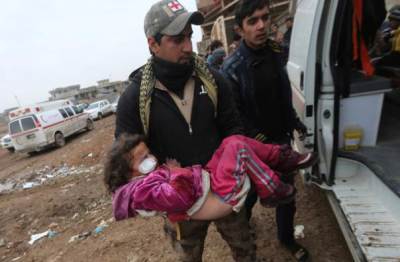An Iraqi soldier carries a girl, who was wounded during clashes in the Islamic State stronghold of Mosul, into a field hospital in al-Samah neighborhood, Iraq December 1, 2016. Picture taken December 1, 2016.