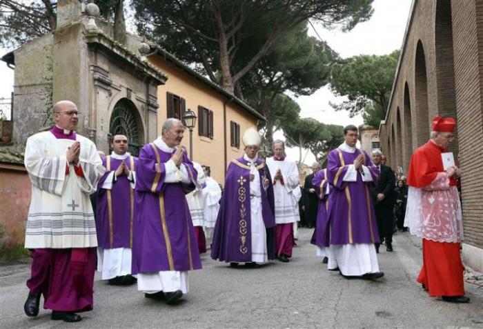 Pope Francis arrives to lead Ash Wednesday mass at Santa Sabina Basilica in Rome, March 5, 2014.