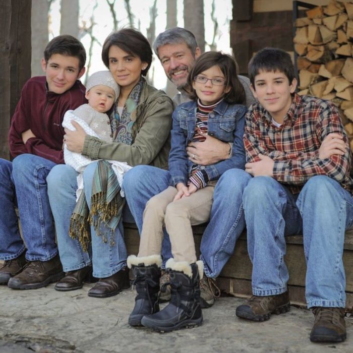 Paul Washer, his wife Rosario and their four children.