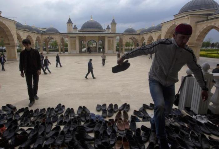Muslim men arrive for Friday prayers at the central mosque in the Chechen capital Grozny April 26, 2013.