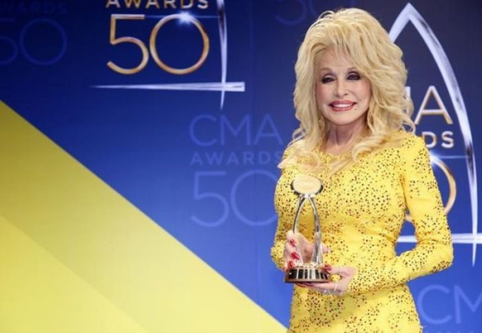 Singer Dolly Parton poses backstage with her Willie Nelson Lifetime Achievement Award during the 50th Annual Country Music Association Awards in Nashville, Tennessee, U.S., on Nov. 2, 2016.