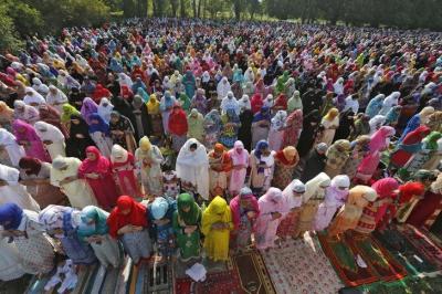 Muslim women attend Eid al-Fitr prayers to mark the end of the holy fasting month of Ramadan in Srinagar July 6, 2016.