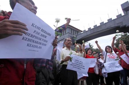 Supporters of former Jakarta governor Basuki Tjahaja Purnama hold a small rally outside the gate of the Mobile Police Brigade or Brimob headquarters where he is being detained, in Depok, south of Jakarta, Indonesia May 10, 2017.
