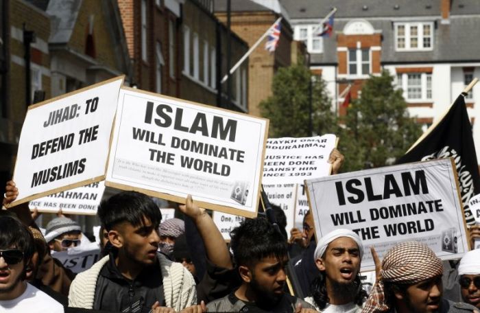 Muslims hold placards as they march towards the U.S. embassy in London May 6, 2011. Britain has tried to implement programs to prevent its citizens from signing up to fight in Syria, Iraq and other places around the Muslim world.