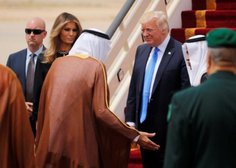 Saudi Arabia's King Salman bin Abdulaziz Al Saud welcomes U.S. President Donald Trump and first lady Melania Trump during a reception ceremony in Riyadh, Saudi Arabia, May 20, 2017.