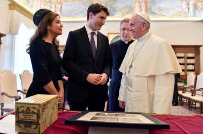 Pope Francis exchanges gifts with Canada's Prime Minister Justin Trudeau and his wife Sophie Gregoire Trudeau during a private audience at the Vatican, May 29, 2017.