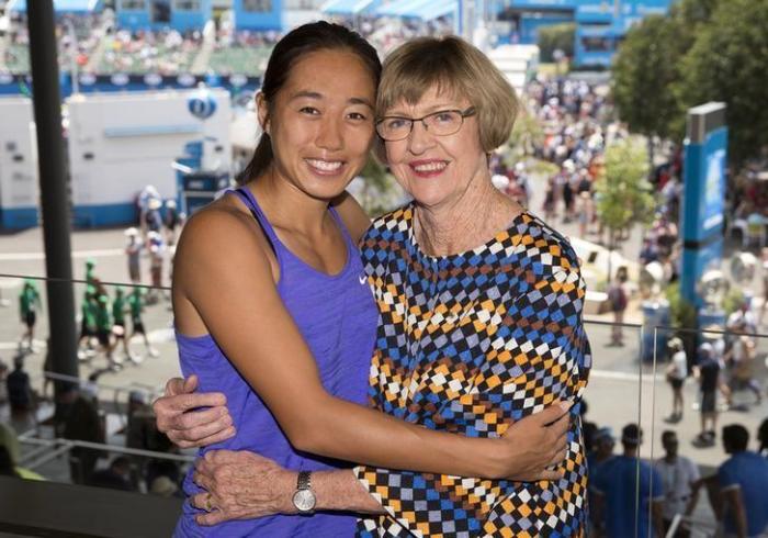 China's Zhang Shuai (L) poses with former tennis player Margaret Court as part of a promotional event for the Australian Open tennis tournament at Melbourne Park, Australia, in this January 26, 2016, handout photo.