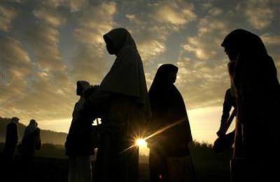 Indonesian Muslim women prepare to attend prayers marking the end of the fasting month of Ramadan at Parangkusumo beach outside Yogyakarta, Central Java September 20, 2009. 