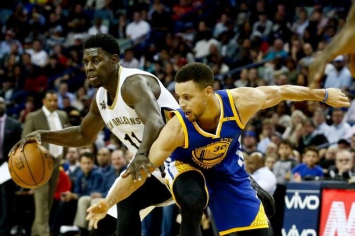 New Orleans Pelicans guard Jrue Holiday (11) is defended by Golden State Warriors guard Stephen Curry (30) during the second half of a game at the Smoothie King Center, Dec. 13, 2016.