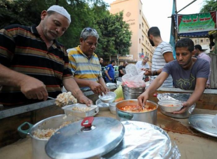 Egyptian Coptic Christians prepare free meals for Muslim neighbors during Ramadan in Cairo, Egypt June 18, 2017. Picture taken June 18, 2017.