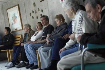 Patients with Alzheimer's and dementia are sit inside the Alzheimer foundation in Mexico City April 19, 2012. Recent research has revealed that managing high blood pressure, exercising on a regular basis, and engaging in memory-training activities may slow down the onset of the disease.