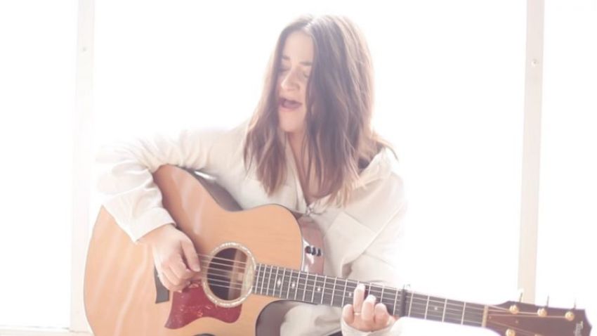 Jennifer Knapp performing in her May 2016 video "Set Me Free."