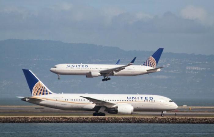 The image shows two United Airlines air crafts.