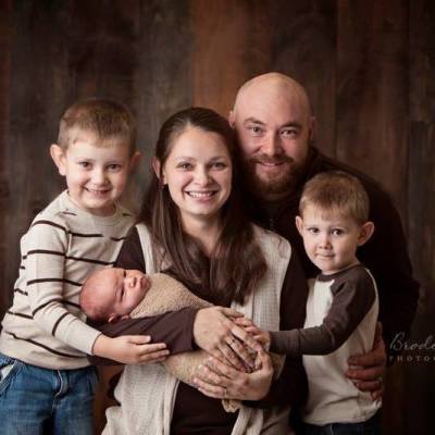 The late Lindsey Schmidt, 29, and her family.