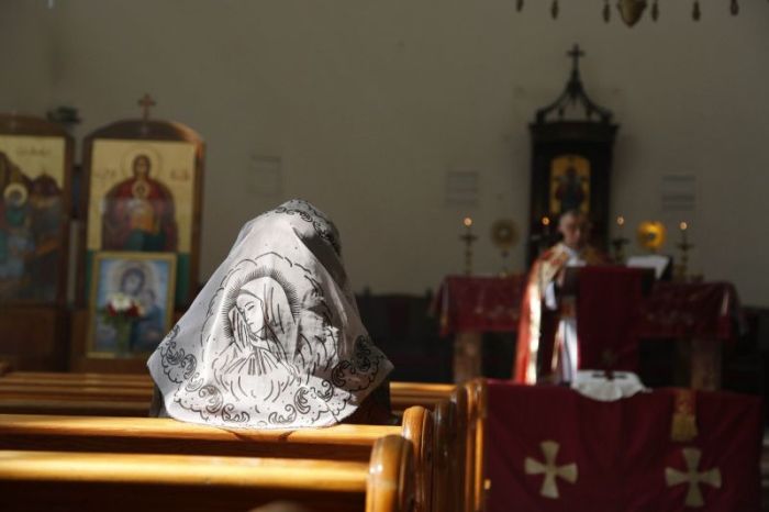 An Assyrian woman attends a mass in solidarity with Assyrians abducted by Islamic State fighters in Syria, March 1, 2015. Islamic State militants have taken hundreds of Assyrian prisoners in Iraq and Syria.