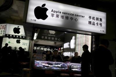 Customers and salespersons are seen at an Apple maintenance service store at a mobile phone market in Shanghai, in this January 24, 2013 file photo.