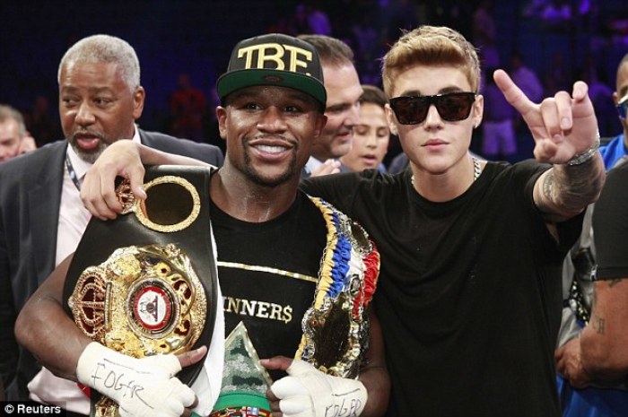 Floyd Mayweather Jr (left) and Justin Bieber (right) in Las Vegas in 2013.
