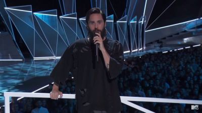 Jared Leto pays tribute to Linkin Park lead singer, Chester Bennington, at the MTV Video Music Awards on August 27, 2018.