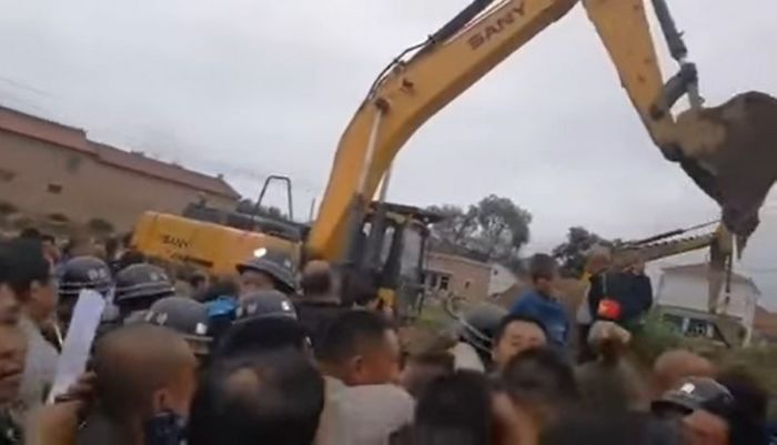 Christians protesting against bulldozers trying to demolish their church in Changzhi, China, in a video uploaded on August 29, 2017.