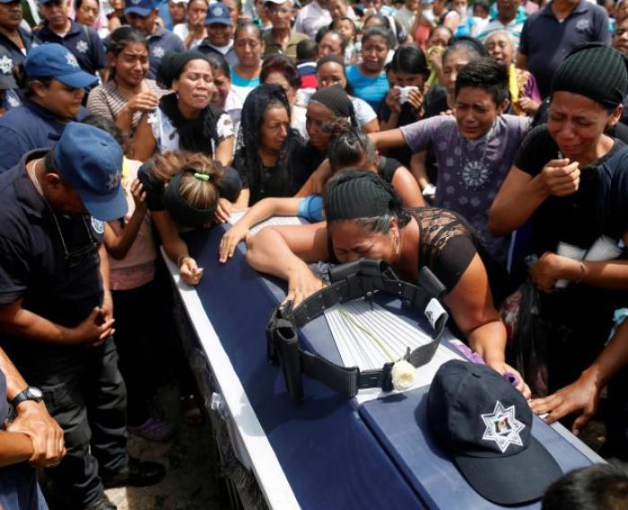 Relatives with the coffin of police officer Juan Jimenez, who was killed in the quake in Juchitan, Mexico, on September 10, 2017.