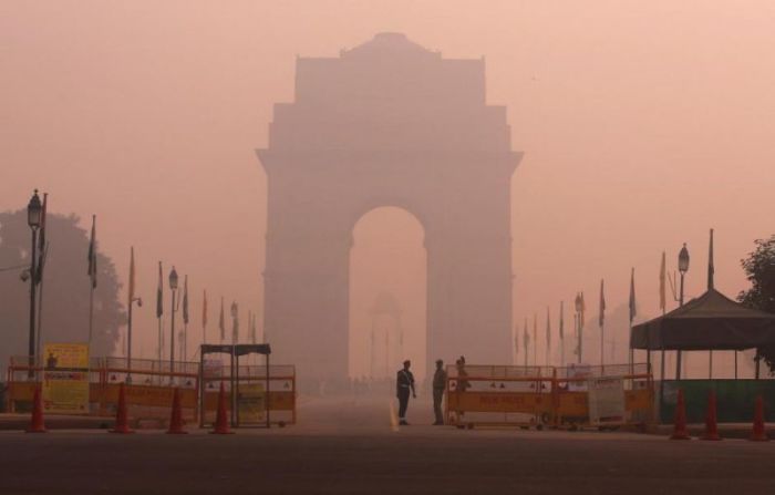 Security personnel stand guard in front of the India Gate amidst the heavy smog in New Delhi, October 31, 2016.