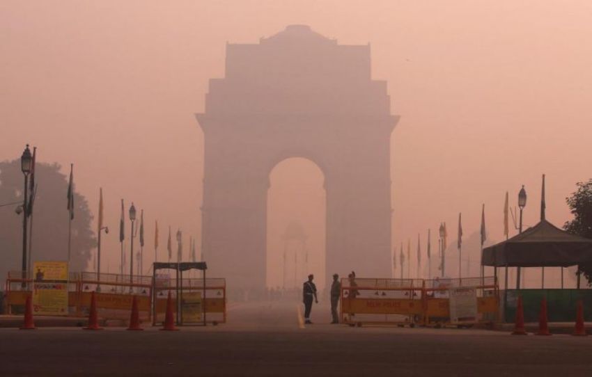Security personnel stand guard in front of the India Gate amidst the heavy smog in New Delhi.