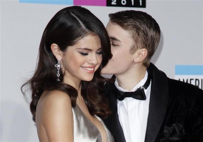 Justin Bieber kisses his girlfriend, Selena Gomez, as they arrive at the 2011 American Music Awards in Los Angeles November 20, 2011.