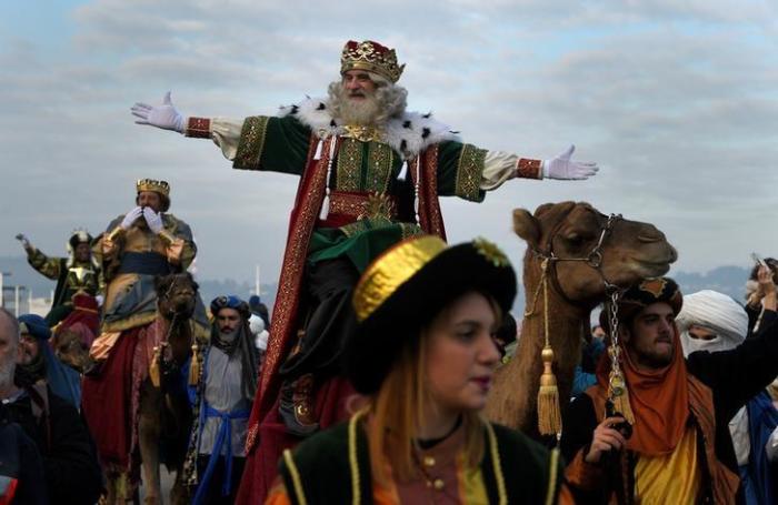A man dressed as one of the Three Kings greets people during the Epiphany parade in Gijon, Spain January 5, 2017.