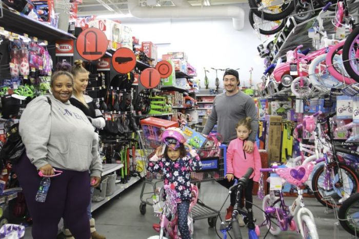 Baltimore Ravens running back Danny Woodhead shops with a Baltimore-area family at a Walmart in Randallstown, Maryland, as part of Benjamin Watson's 2017 Big BENefit on Dec. 11, 2017.