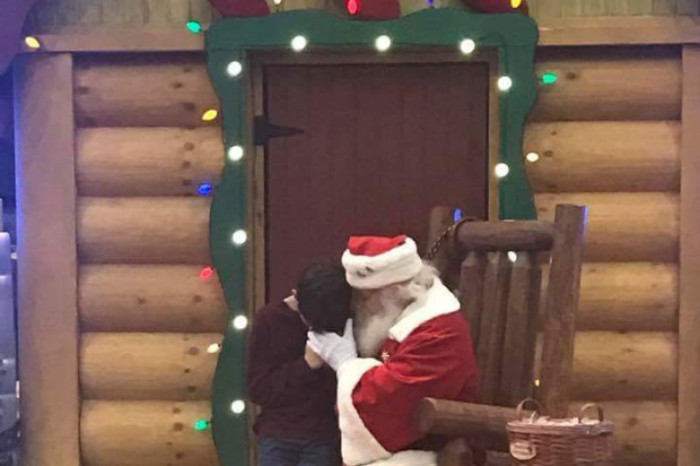 Photo of boy praying with santa for dad's health goes viral, December 2017.