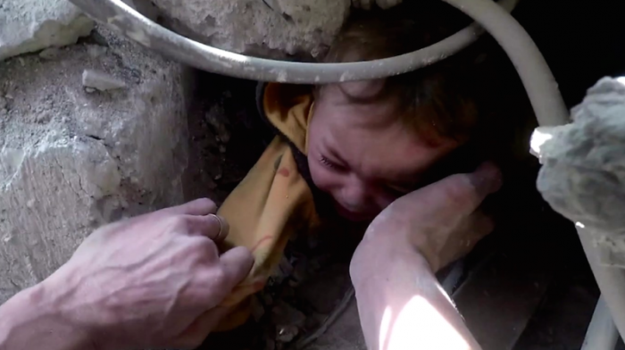 Video footage shows Syrian child being rescued from the rubble in Eastern Ghouta in January 2018.