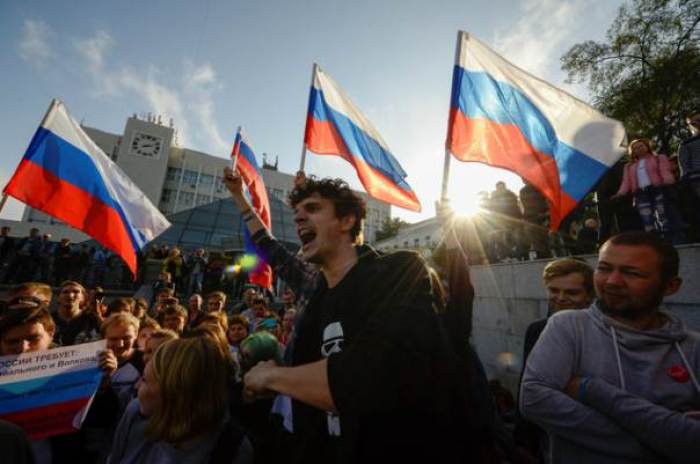 Supporters of Russian opposition leader Alexei Navalny attend a rally in Vladivostok, Russia October 7, 2017.