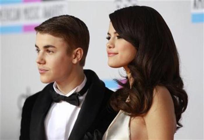 Singer Selena Gomez (R) and Justin Bieber, pose on arrival at the 2011 American Music Awards in Los Angeles November 20, 2011.