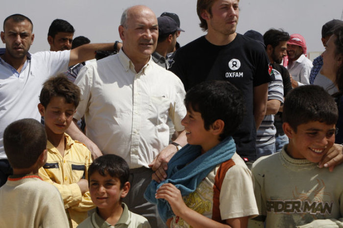 Oxfam chief executive Mark Goldring (C) visits Al Zaatri refugee camp in the Jordanian city of Mafraq, near the border with Syria April 30, 2013.