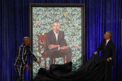 Artist Kehinde Wiley (L) and former U.S. President Barack Obama participate in the unveiling of Obama's portrait at the Smithsonian's National Portrait Gallery in Washington, U.S., February 12, 2018.