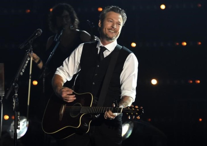 Blake Shelton performs 'Gonna' at the 49th Annual Country Music Awards in Nashville, Tennessee November 4, 2015.
