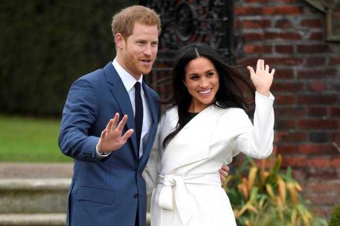 Prince Harry and Meghan Markle in front of the Kensington Palace.