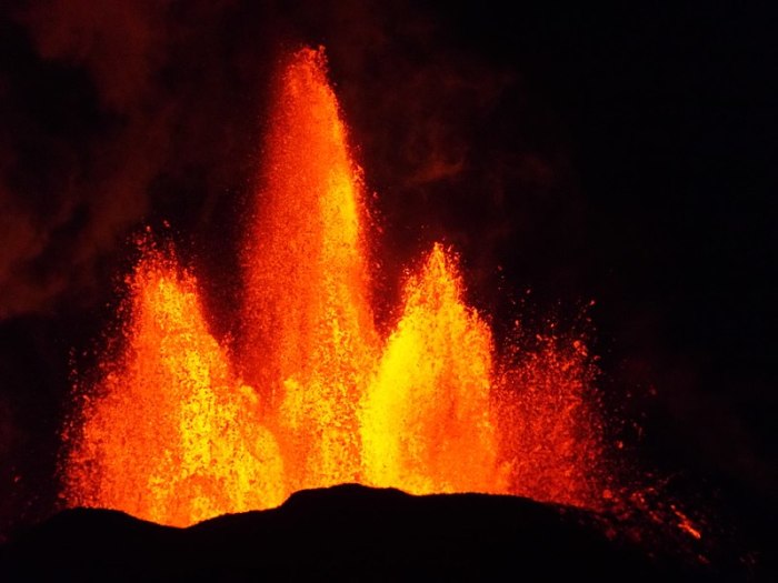 Lava fountains of the fissure eruption in Holuhraun, northeast of Bárðarbunga (Iceland) in September 2014.